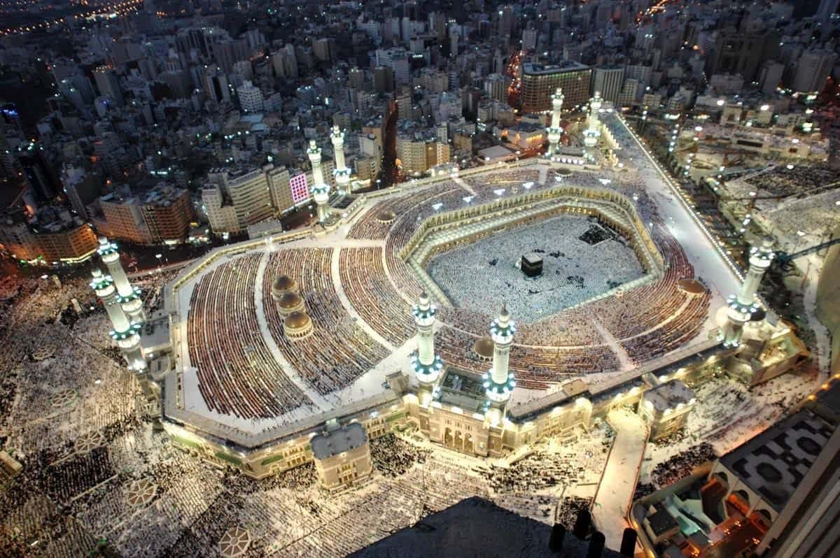 Aerial view of Masjid al-Haram and the Kaaba in Makkah at night